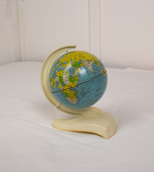 Globe du monde avec pied en plastique