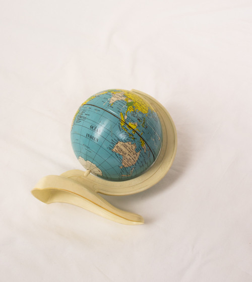 Globo terráqueo con soporte de plástico