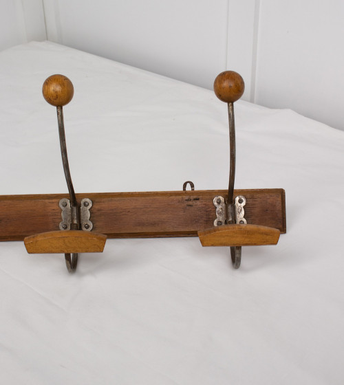 Penjador amb ganxos de  fusta i metall