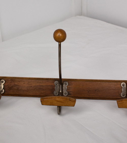 Perchero con ganchos de madera y metal