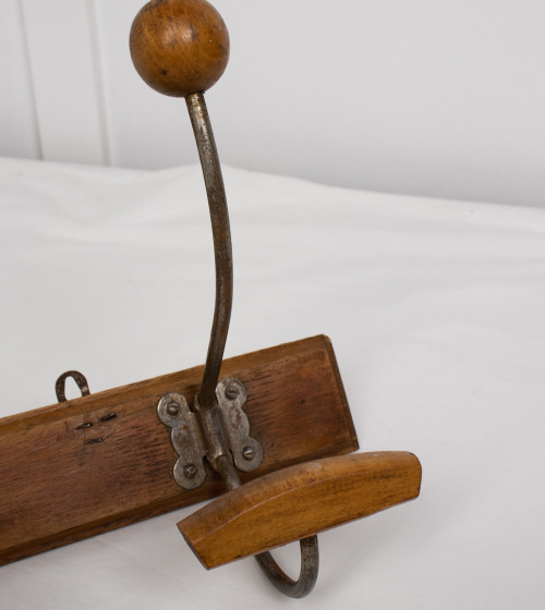 Penjador amb ganxos de  fusta i metall