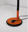 Lámpara de mesa de metal naranja