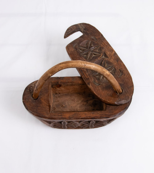 Salière en bois sculptée de fleurs