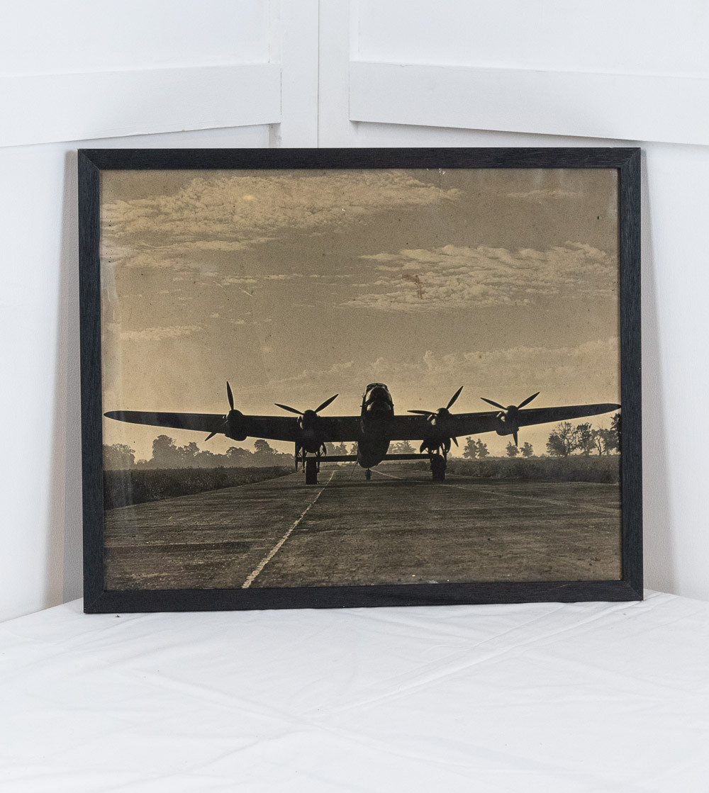Foto de gran format d'un avió LANCASTER enlairant