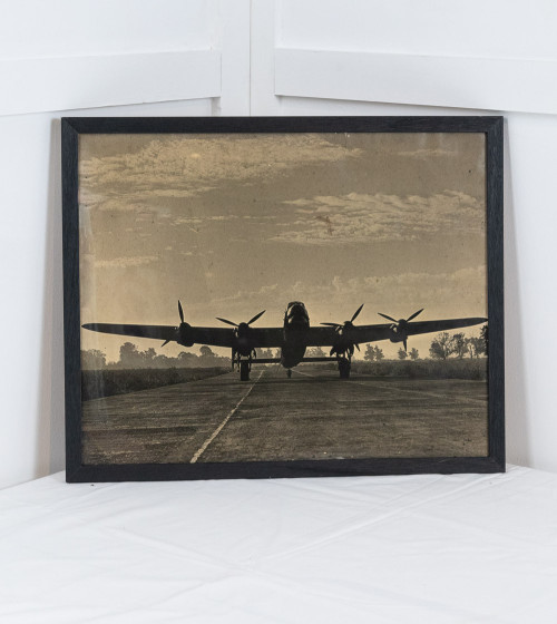 Foto de gran format d'un avió LANCASTER enlairant