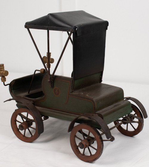 Voiture en bois des années 1930